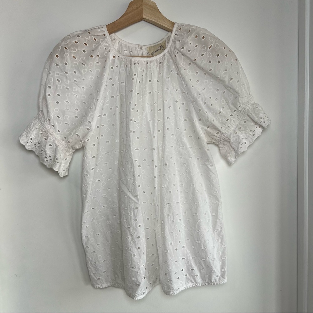 Universal Thread White Eyelet Bible Short Sleeve Crew Neck Blouse, Size XS